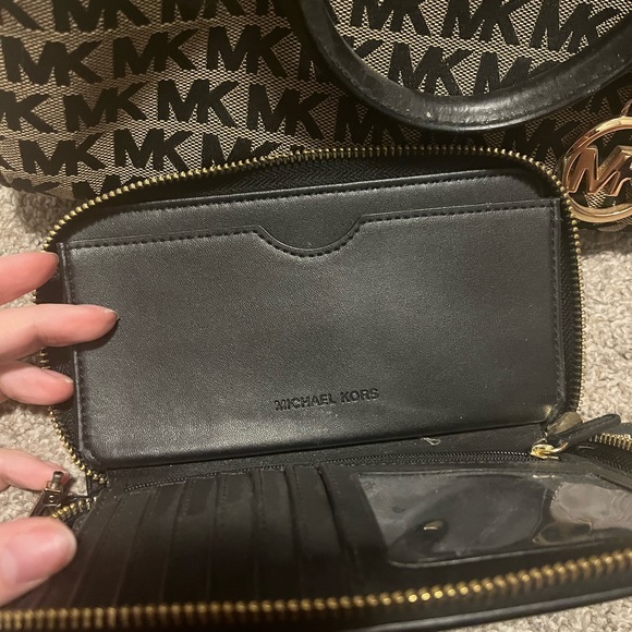 Michael Kors bag and wallet set - Picture 7 of 8